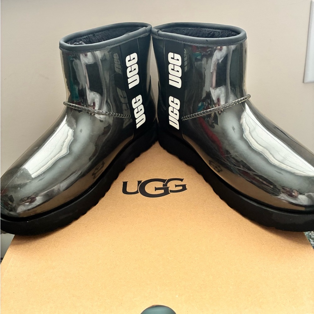 UGG classic clear mini boot in black